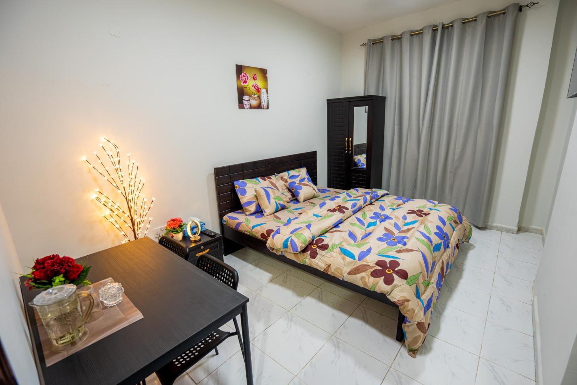 Tourist Peaceful Family Me11apt Baith Al Jannah Llc Проживання в сім'ї *
